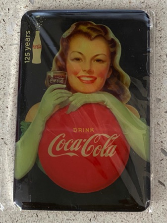 930101-1 € 2,50 coca cola magneet 125 years dame met glas.jpeg